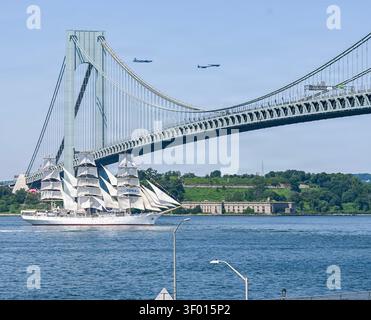 Bay Ridge, États-Unis. 04 juillet 2026. Le grand voilier polonais Dar Mlodziezy navigue sous le pont Verrazzano-Narrows en passant par Fort Hamilton pendant la 4e croisière 250 et l'International Naval Review, le 4 juillet 2026, à Bay Ridge, New York. Un défilé de grands voiliers et un survol ont célébré le 250e jour de l'indépendance de l'Amérique dans le port de New York. Crédit : Ed Shevlin/US Coast Guard photo/Alamy Live News Banque D'Images