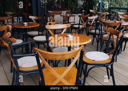 Tables et chaises vides d'un café en terrasse. Arrière-plan d'hospitalité pour les repas de loisirs, le tourisme, les réunions sociales et l'aménagement des sièges des restaurants. Banque D'Images