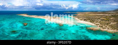 Panorama drone ultra haute résolution 15k de la plage d'Elafonisi, Crète. Eaux peu profondes turquoise exotiques et vue sur l'île. Plage tropicale de sable rose à Europ Banque D'Images