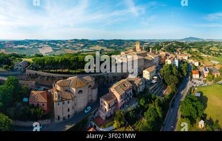 Offagna drone aérien vue médiévale borgo Marche Italie authentique village perché forteresse collines vallonnées paysage pittoresque architecture historique voyage d Banque D'Images