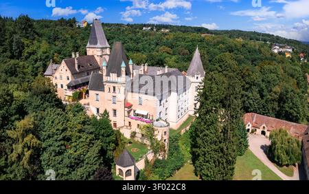 Château d'Ottenstein Autriche vue aérienne drone photo de Schloss médiéval sur rocher. Basse-Autriche forteresse historique dans les arbres verdoyants de la région Waldviertel Banque D'Images