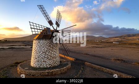 Fuerteventura Sunset Aerial Drone vue panoramique sur le vieux moulin à vent historique de Tefia dans un paysage espagnol déserté. Pittoresque vallée maritime des îles Canaries p Banque D'Images