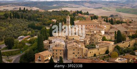Vue aérienne par drone de San Quirico d'Orcia borgo avec toits de tuiles rouges. Vue panoramique sur le village toscan historique avec des collines de fond de Val d'O Banque D'Images