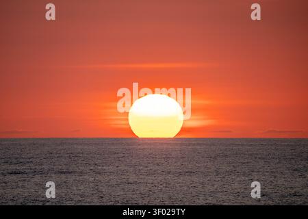 Le soleil se levant sur l'océan Atlantique à Avon en Caroline du Nord, horizontal Banque D'Images