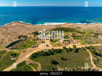 Vue aérienne du site archéologique d'Agios Theodoros avec des ruines antiques, des fondations en pierre et des sentiers dressés contre la côte méditerranéenne Banque D'Images