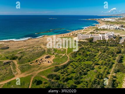 Vue aérienne du site archéologique des tombeaux des Rois près de la côte méditerranéenne avec des ruines antiques, des champs verdoyants, et un hôtel à Pap Banque D'Images