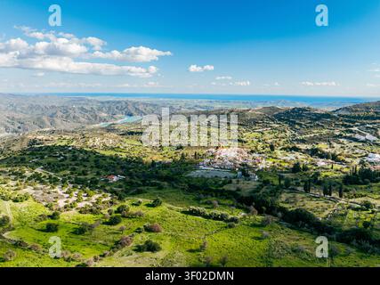 Vue aérienne du village historique de Pano Lefkara niché parmi les collines verdoyantes, les oliveraies et le paysage accidenté à Pano Lefkara, Larnaca, Cy Banque D'Images