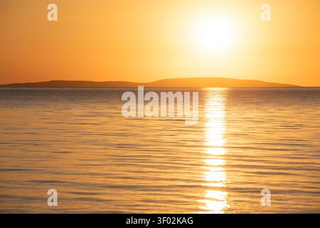 Coucher de soleil sur la côte de la mer d'Azov dans le paysage de Crimée Banque D'Images