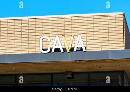 DALLAS, TX, États-Unis - 16 FÉVRIER 2024 : un panneau de restaurant CAVA est bien en vue sur une façade en briques. L'enseigne comporte le nom de marque « CAVA » en whi Banque D'Images
