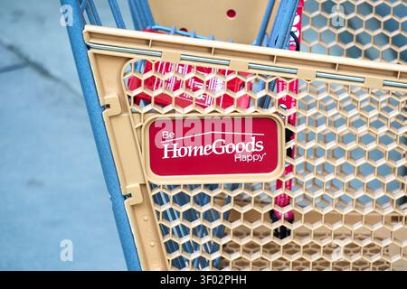 DALLAS, TX, États-Unis - 16 FÉVRIER 2024 : un gros plan d'un panier chez HomeGoods présente la marque de l'entreprise avec un panneau rouge affichant 'Be HomeGoo Banque D'Images