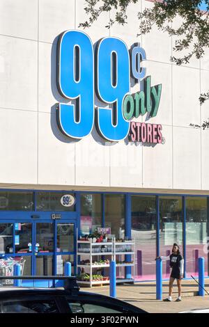 DALLAS, TX, États-Unis - 16 FÉVRIER 2024 : L'emplacement des magasins 99 cents Only à Dallas est montré avec son grand signe bleu et rose distinctif apposé sur un W. Banque D'Images