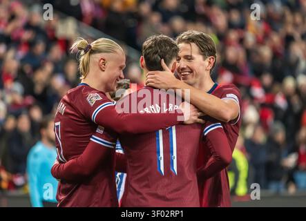 Oslo, Norvège – 17 novembre 2024. Les joueurs norvégiens Erling Haaland, Jorgen Larsen et Sander Berge célèbrent un but lors du match NOR de l'UEFA Nations League Banque D'Images