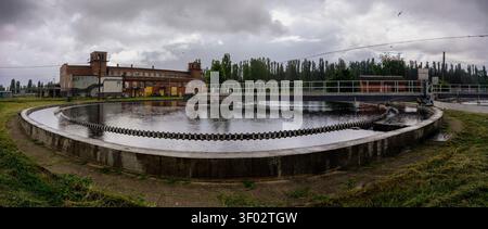 Station moderne de traitement des eaux usées, grand réservoir de purification de l'eau. Banque D'Images