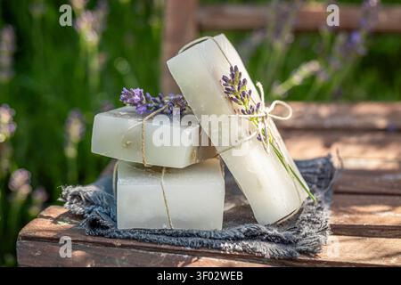 Savon de lavande naturel et fait à la main enveloppé dans une ficelle. Savon écologique fait d'ingrédients naturels. Banque D'Images