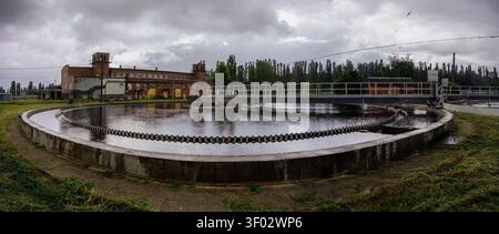 Station moderne de traitement des eaux usées, grand réservoir de purification de l'eau. Banque D'Images
