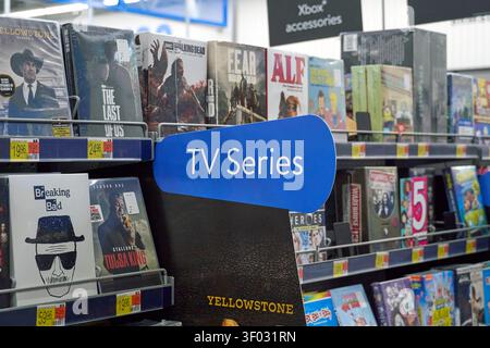 CARROLLTON, TX, États-Unis - 24 FÉVRIER 2024 : divers DVD d'émissions de télévision affichés dans la section séries TV d'un magasin de détail, présentant des séries populaires. Banque D'Images