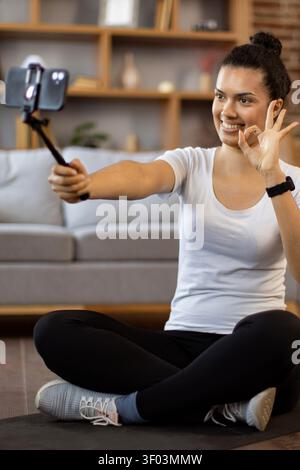 Femme filmant un selfie d'entraînement Banque D'Images