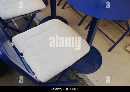 Table et chaise bleues dans un coin café à l'extérieur Banque D'Images