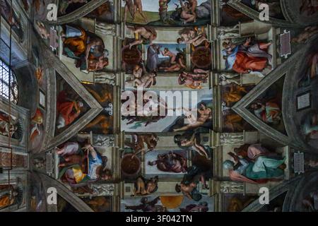 Les célèbres fresques au plafond de Michel-Ange dans la Chapelle Sixtine des Musées du Vatican, Cité du Vatican. Banque D'Images
