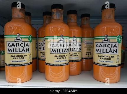 DENIA, ESPAGNE - 11 octobre 2025. Des emballages frais de soupe espagnole Salmorejo sont soigneusement disposés sur les étagères des magasins en Espagne. La couleur orange éclatante stan Banque D'Images