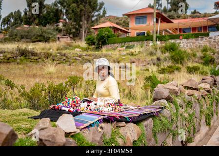 Fille vendant de l'artisanat sur l'île Taquile. Banque D'Images