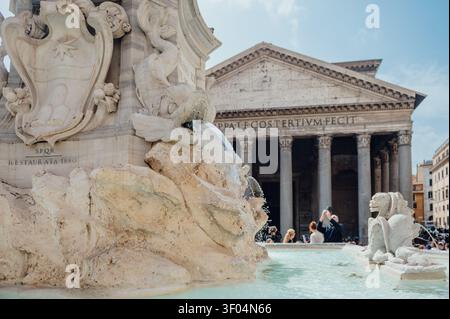 Fontaine en marbre avec l'ancien bâtiment du Panthéon à Rome Banque D'Images