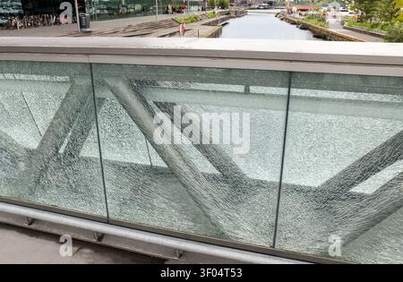 Garde-corps de pont moderne en verre fissuré Banque D'Images