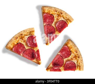 Plan studio suspendu plat de trois tranches de pizza au pepperoni salami fraîchement cuit, proprement isolé sur un fond blanc pur avec un shado doux Banque D'Images