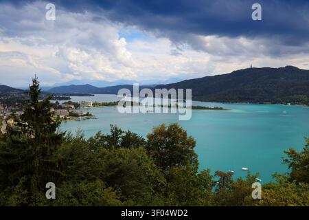 Lac de montagne Worthersee dans les Alpes autrichiennes. Paysage autrichien dans l'État de Carinthie. Portschach am Worther See (Poertschach). Banque D'Images