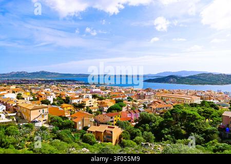 Vue aérienne panoramique des toits en terre cuite de La Maddalena, Sardaigne, Italie Banque D'Images