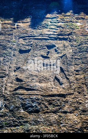 Vue rapprochée d'une gravure maya usée sur pierre au site archéologique de Coba à Quintana Roo, au Mexique. Le relief ancien est gravé dans une pierre rugueuse, ero Banque D'Images