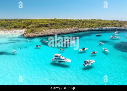 Vue aérienne des yachts et bateaux de luxe dans la baie de la mer méditerranée Banque D'Images