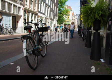 Amsterdam, Pays-Bas. 22 juin 2014, vie de rue d'Amsterdam avec des vélos et des touristes qui marchent Banque D'Images