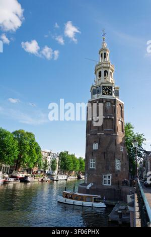 Amsterdam, Pays-Bas. 22 juin 2014, tour Montelbaanstoren à Amsterdam avec des péniches Banque D'Images