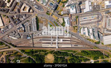 Vue aérienne de dessus directement au-dessus de la gare de Sheffield montrant les voies et les quais avec les connexions au réseau de tramway local et un accès facile Banque D'Images