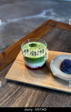 Matcha fraise et daifuku à la mûre au café japonais Happa to Mame, Varsovie, Pologne Banque D'Images