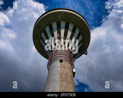Vue aérienne en drone à faible altitude de la plateforme d'observation de la tour télévisée de Tallinn Banque D'Images
