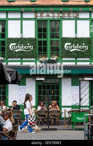 Café affichant la marque Carlsberg sur la Place de la Cathédrale, l'un des emplacements de terrasse les plus animés du centre de Liège. Liège, Belgique, 30 JUIN 2026 Pho Banque D'Images