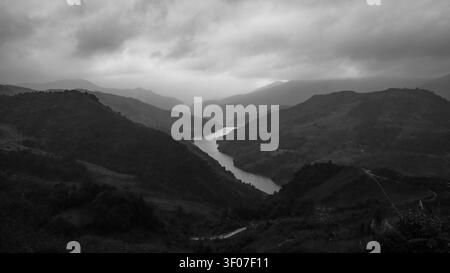 Vue monochrome épique de la rivière Nho que et ma Pi Leng Canyon Ha Giang Vietnam Banque D'Images