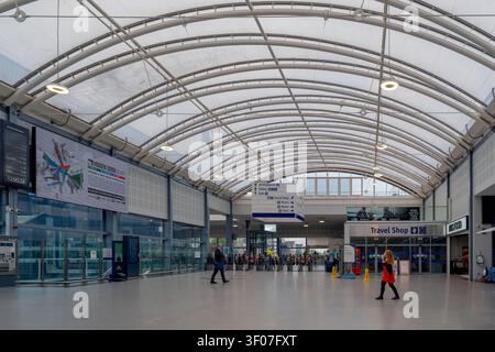 Le hall principal de la gare de Haymarket à Édimbourg, en Écosse. L'un des centres de transport les plus fréquentés de la ville. Banque D'Images