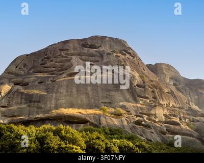 Kalambaka, Grèce - 24 juillet 2024 : Ensemble monastique de Météora. Le rocher de Badovas sous un ciel bleu Banque D'Images