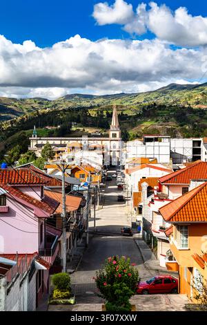 Vue panoramique sur une rue colorée vers l'église Iglesia Matriz à Chordeleg, Azuay, Équateur. Banque D'Images