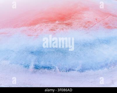 Vue aérienne de la surface texturée rouge et bleue vibrante d'un plat salé avec des dépôts minéraux, Kos, Grèce. Banque D'Images