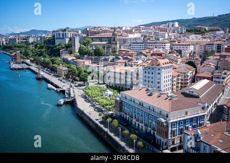 Paysage urbain de Portugalete et la rivière Nervion Banque D'Images