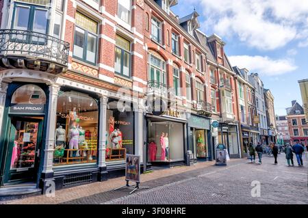 Bâtiments historiques et promenade animée le long du Oudegracht à Utrecht, Pays-Bas. Banque D'Images