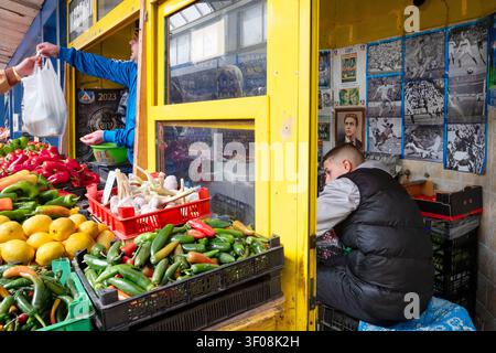 Un marchand de légumes qui est un grand fan de l'équipe de football PFC Levski Sofia, marché des femmes Zhenski Pazar, Sofia, Bulgarie, les Balkans, Europe de l'Est Banque D'Images