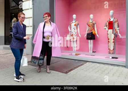 Deux amies devant un magasin Marc Cain sur la rue ul. Saborna, Sofia, Bulgarie, les Balkans, Europe de l'Est Banque D'Images