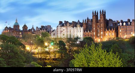 Edinburgh Vieille ville de la rue Mound avec New College, l'université, l'Écosse panorama de nuit Banque D'Images