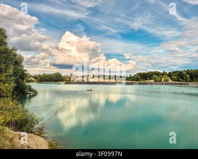 Centrale solaire flottante verticale sur un lac de carrières turquoise à Gilching, en Bavière : panneaux photovoltaïques flottants innovants sur un lac artificiel, renouvelab Banque D'Images