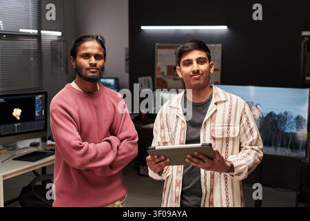 Portrait de collègues masculins collaborant dans Digital Studio Banque D'Images